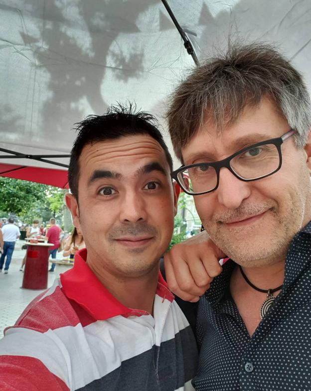 Tatsu y Rubén en un 'selfie', aunque no le gusten a Mr. Agosto.