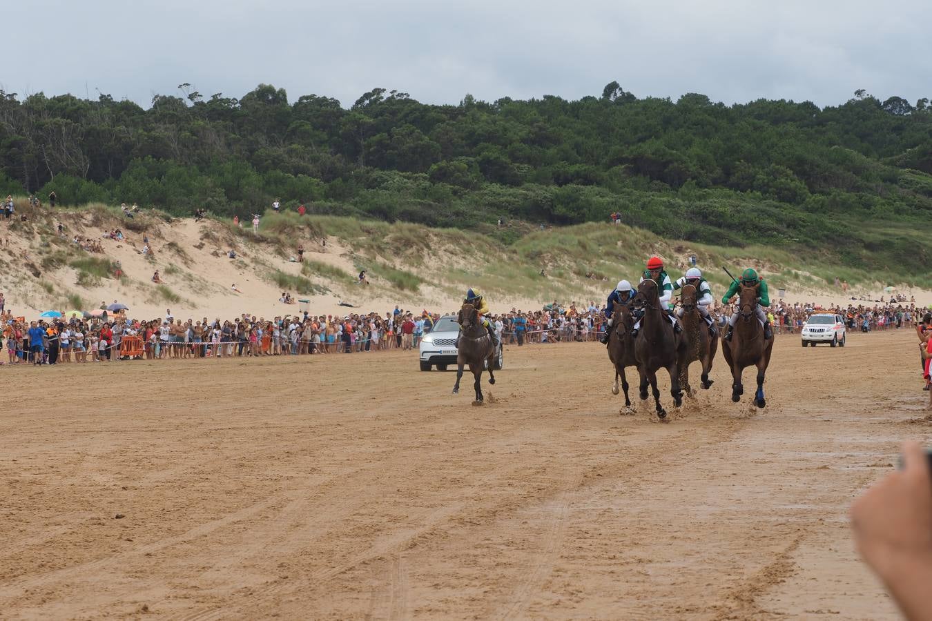 El caballo de la cuadra Río Cubas se impone por cuarta vez consecutiva en el Gran Premio Junta Vecinal y el de la cuadra El Sable vence en el Derby