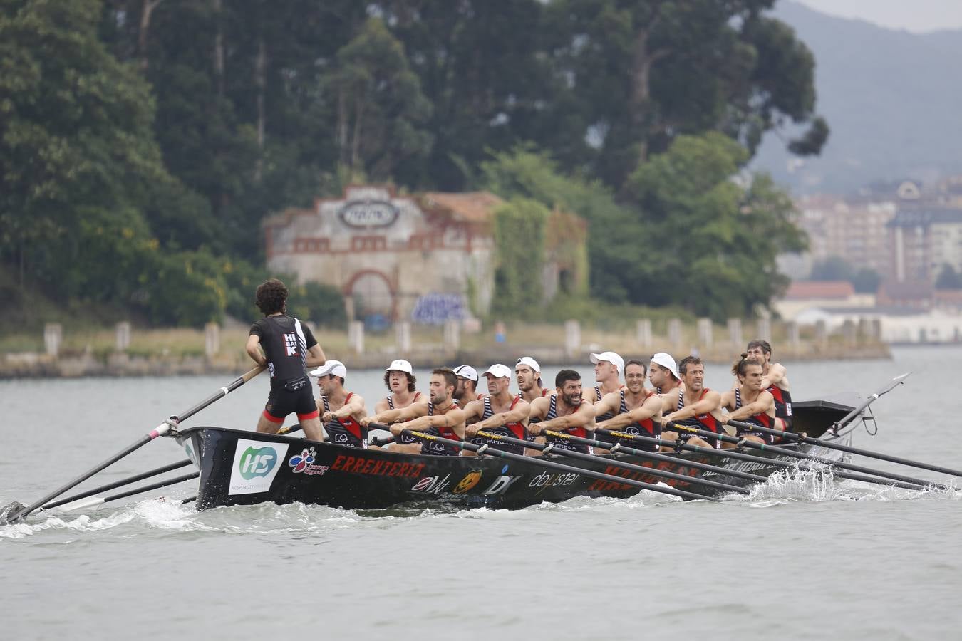 La 'Virgen del Carmen' es la mejor trainera cántabra en Punta de Parayas, al ocupar la quinta plaza en una regata en la que Pedreña fue séptima y Santoña, octava