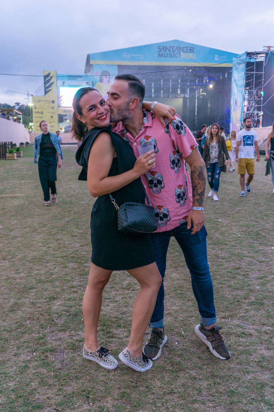 Patricia González, de Cabezón de la Sal. “Sinceramente, me he probado un par de modelo y me ha gustado este look, que ya lo llevé al Mad Cool. Se puede decir que es el vestido de los festivales”. Rubén González, de Cabezón de la Sal. “La camisa está comprada en Madrid, concretamente en Malasaña, en la tienda Chopper Monster. Aunque se puede decir que es un look de andar por casa, lo mismo me lo pongo con un calzoncillo largo y tan feliz. Venimos con muchas ganas a ver a Fuel Fandango”