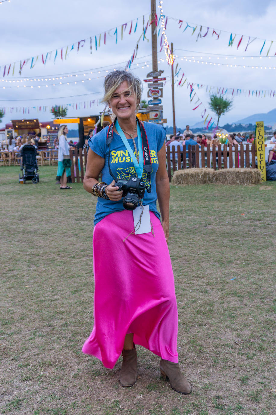 Mela Revuelta (@mela_photographer), de Santander. “He dicho me voy a poner color con esta falda de raso fantástica en rosa y la camiseta oficial. Quería una mezcla, porque estoy de festival y hay que vivirlo. Esta noche he dejado mi yo en casa”.