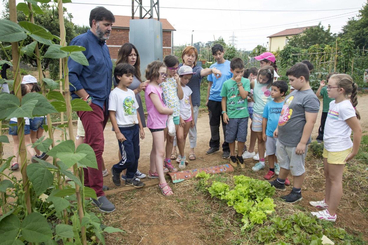 Los niños del programa durante la visita de los representantes municipales. :