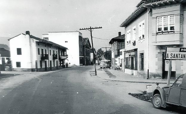 A finales de la década de los sesenta comenzaron a verse en las principales calles de Los Corrales indicadores para conductores y nombres de vías para la población en general