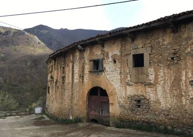 Imagen secundaria 1 - La Torre y las casas de Vendejo, en Pesaguero, se suman a la &#039;lista roja&#039; del patrimonio de Cantabria