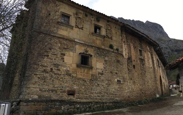 Imagen principal - La Torre y las casas de Vendejo, en Pesaguero, se suman a la &#039;lista roja&#039; del patrimonio de Cantabria