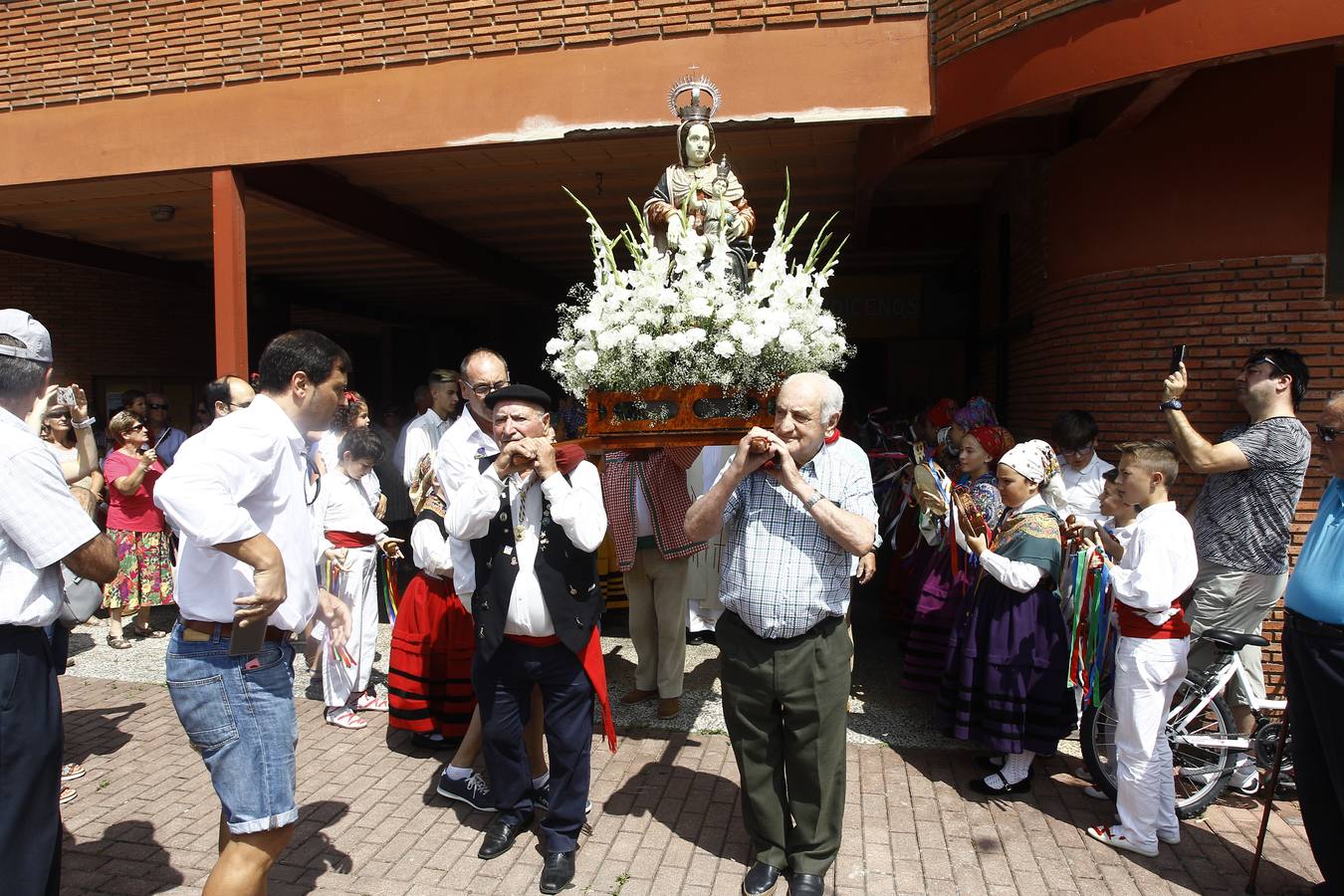 Fotos: Procesión de la Virgen de las Nieves en Tanos