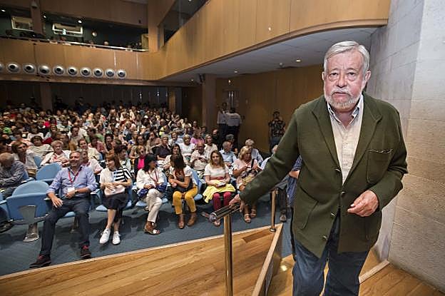 José María Guelbenzu se subió ayer a la tribuna de los Martes Literarios en el Paraninfo de La Magdalena.