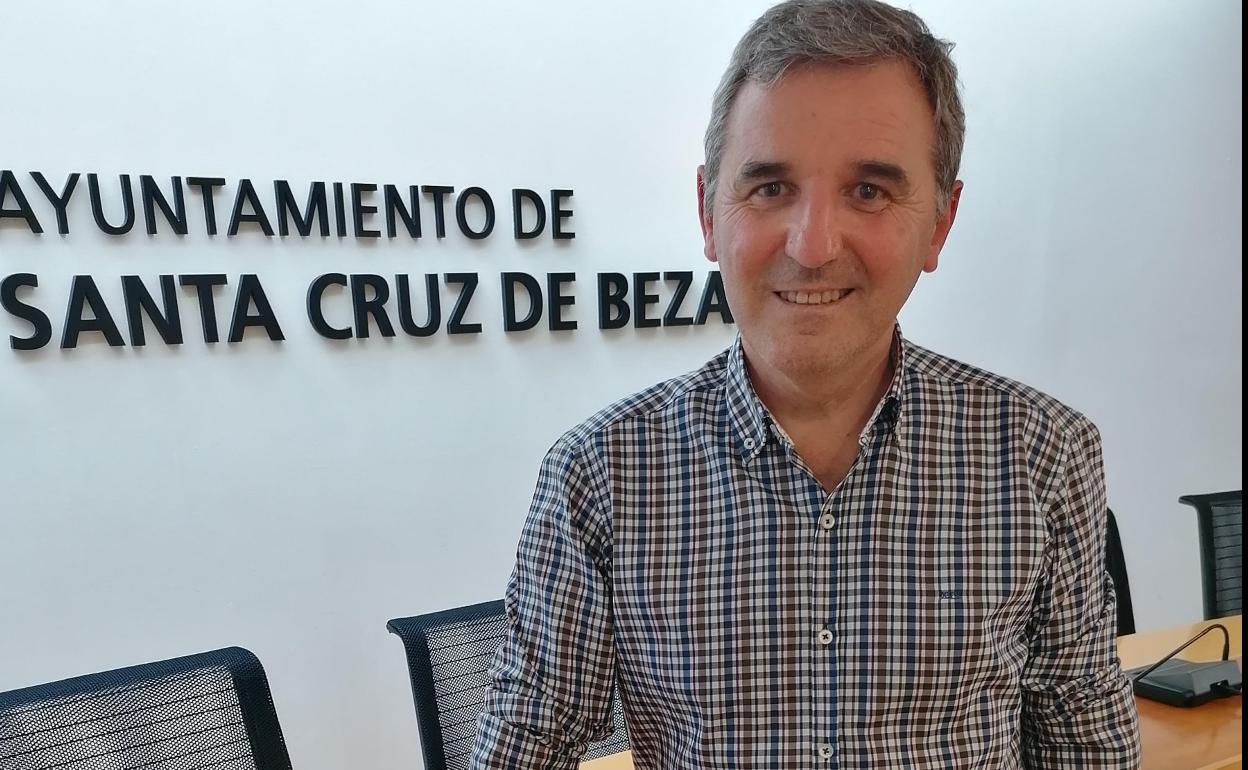 Alberto García Onandía, en el salón de Plenos del Ayuntamiento de Santa Cruz de Bezana.
