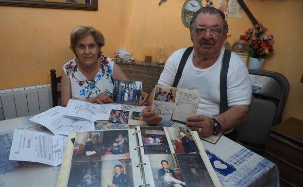 Ramona Martínez y Genaro San Emeterio muestran las fotos familiares en su casa de Santoña.