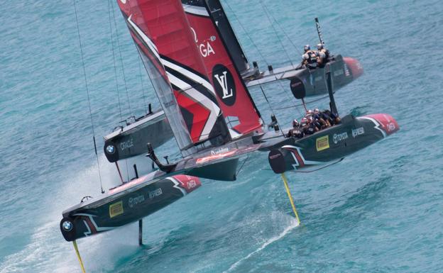 Dos multicascos compiten en aguas de Bermuda durante la última Copa América. 