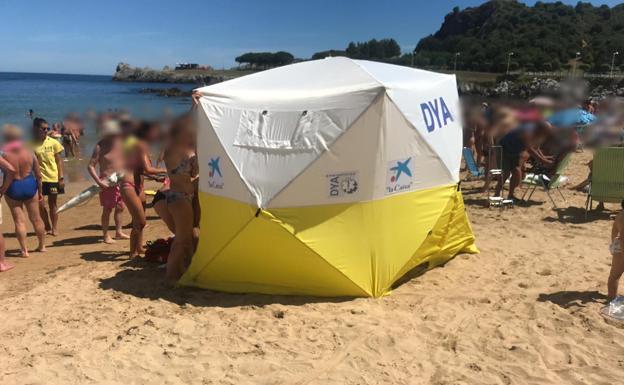 Puesto de campaña que instaló la DYA Cantabria para atender a la persona rescatada del agua esta mañana en la playa de Brazomar 