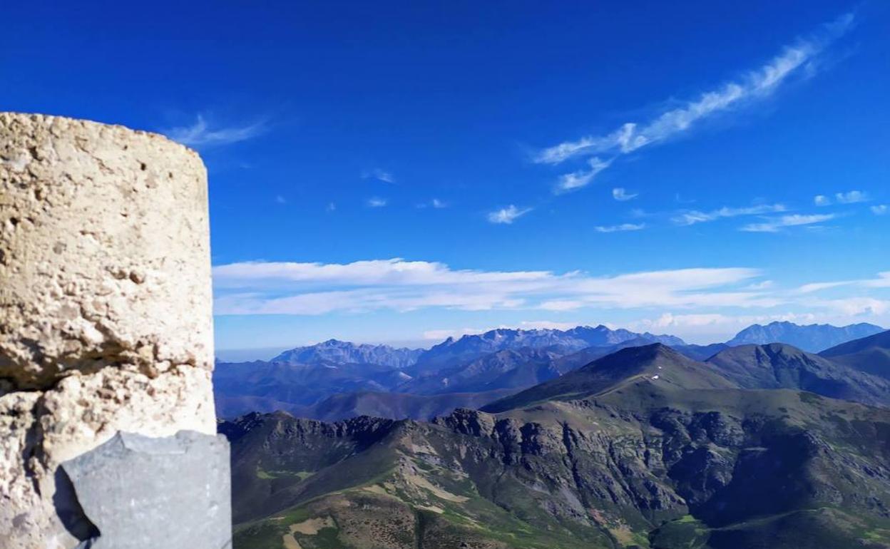 La cima del Espigüete, con los Picos de Europa en el horizonte.