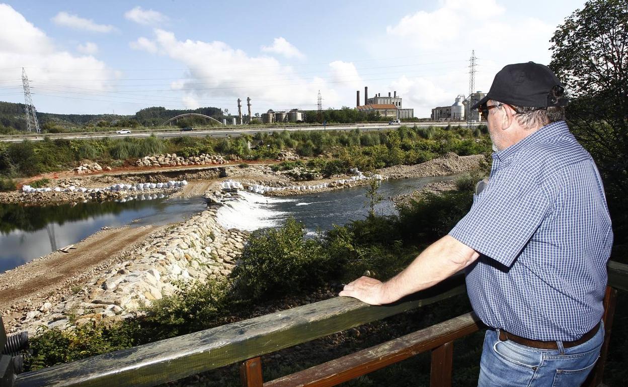 Un vecino observa las obras desde uno de los miradores del corredor verde del Saja-Besaya