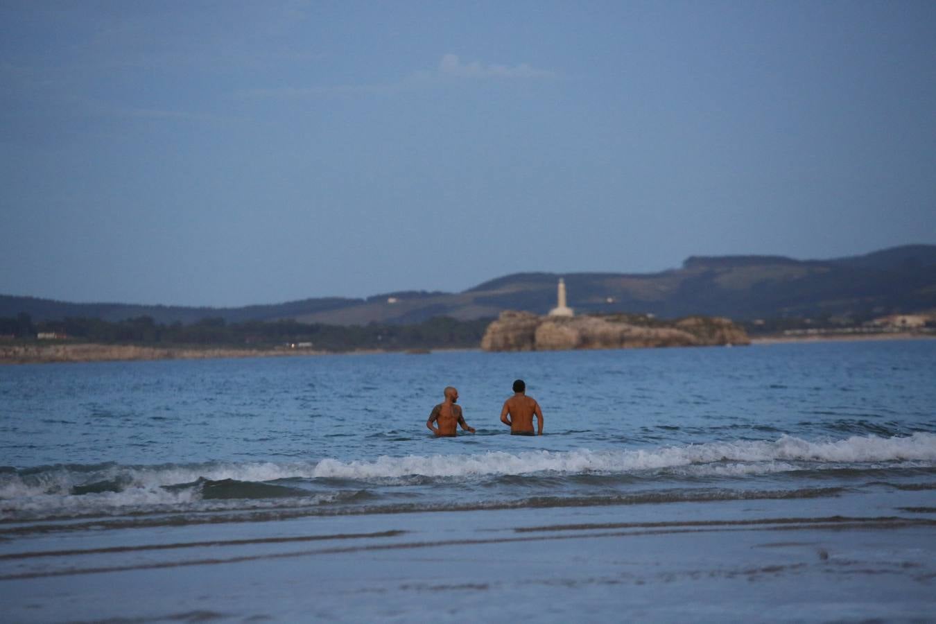 El extraordinario calor dejó inusuales imágenes de bañistas nocturnos en las playas, estampa que es posible que no se vuelva a ver porque los termómetros se han desplomado más de diez grados