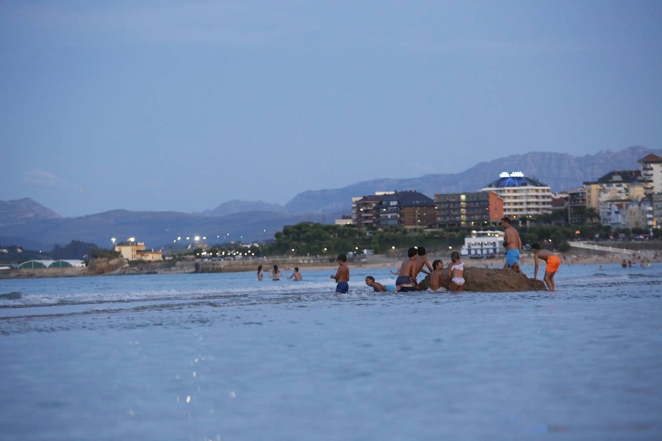 El extraordinario calor dejó inusuales imágenes de bañistas nocturnos en las playas, estampa que es posible que no se vuelva a ver porque los termómetros se han desplomado más de diez grados