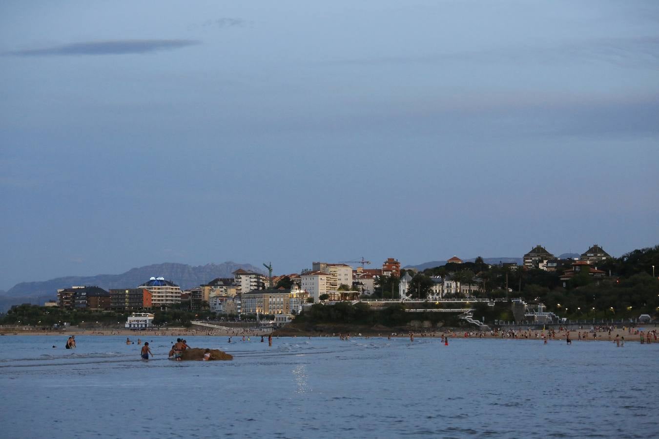 El extraordinario calor dejó inusuales imágenes de bañistas nocturnos en las playas, estampa que es posible que no se vuelva a ver porque los termómetros se han desplomado más de diez grados