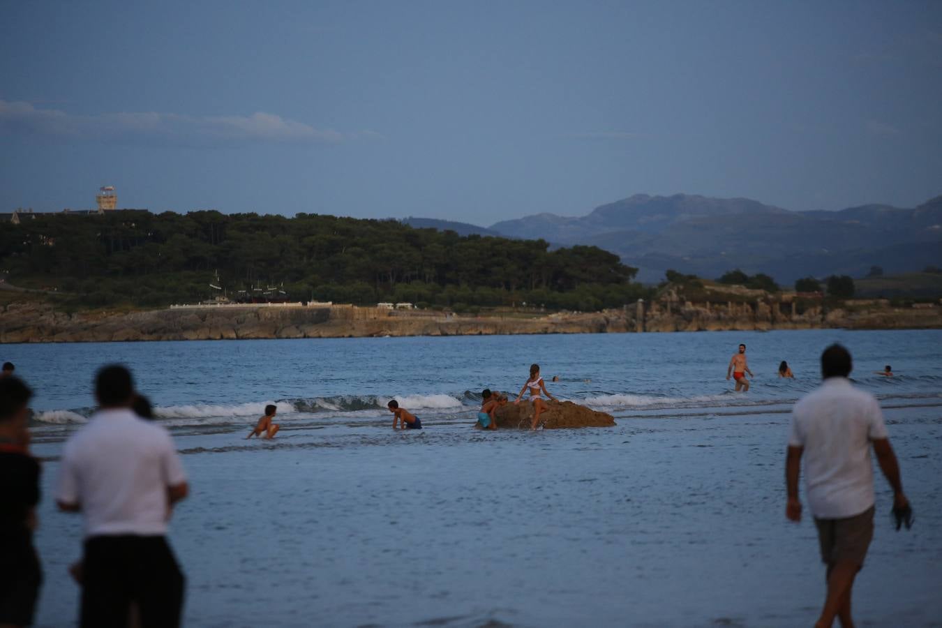 El extraordinario calor dejó inusuales imágenes de bañistas nocturnos en las playas, estampa que es posible que no se vuelva a ver porque los termómetros se han desplomado más de diez grados