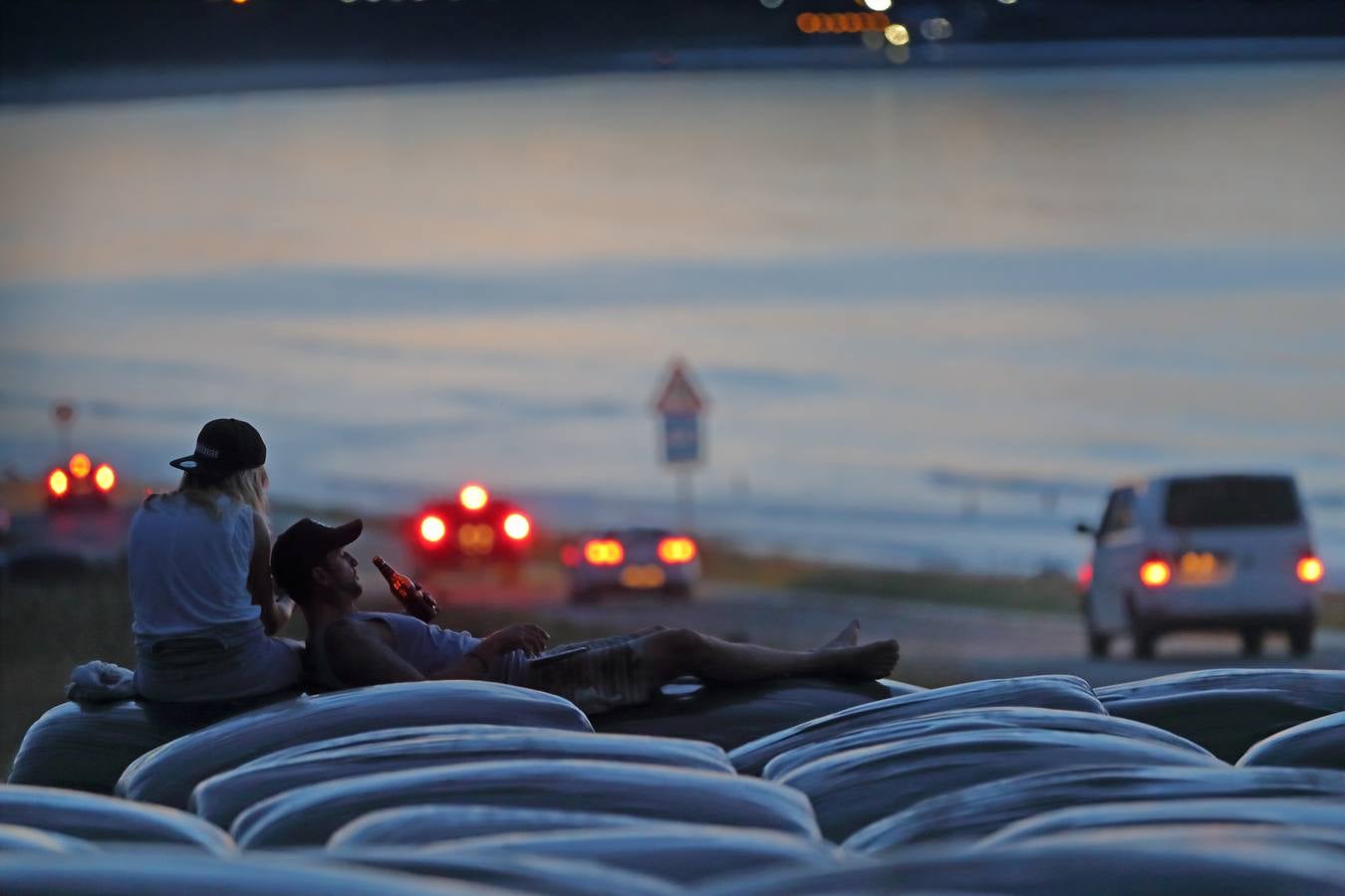 En la playa, por la noche, en San Vicente de la Barquera.