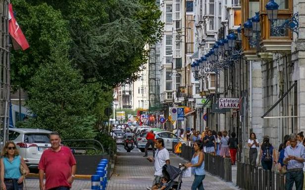 Los magnolios de Pombo alcanzan a las fachadas de los edificios de Ataúlfo Argenta.