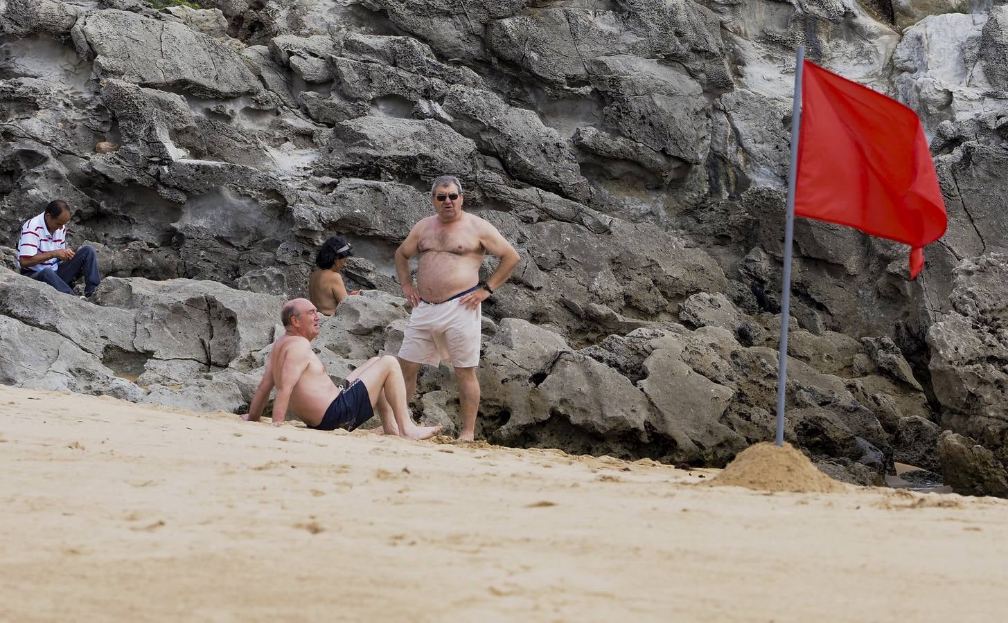 Bañistas en la playa de la Virgen del Mar.