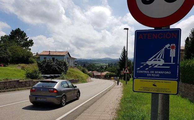 Cartel indicador previo al radar situado en el semáforo a la entrada de Puente San Miguel. 