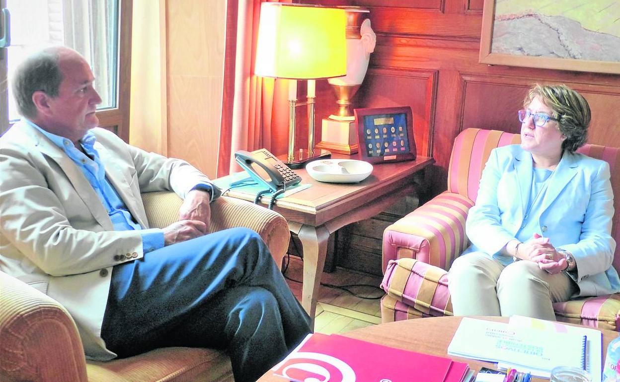 Modesto Piñeiro, presidente de la Cámara cántabra, y la directora de la Cámara de España,Inmaculada Riera. 