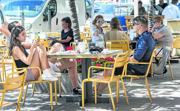 Terraza a la sombra. Las mesas al sol están libres, pero las cubiertas están muy solicitadas. En la foto, Calderón de la Barca.