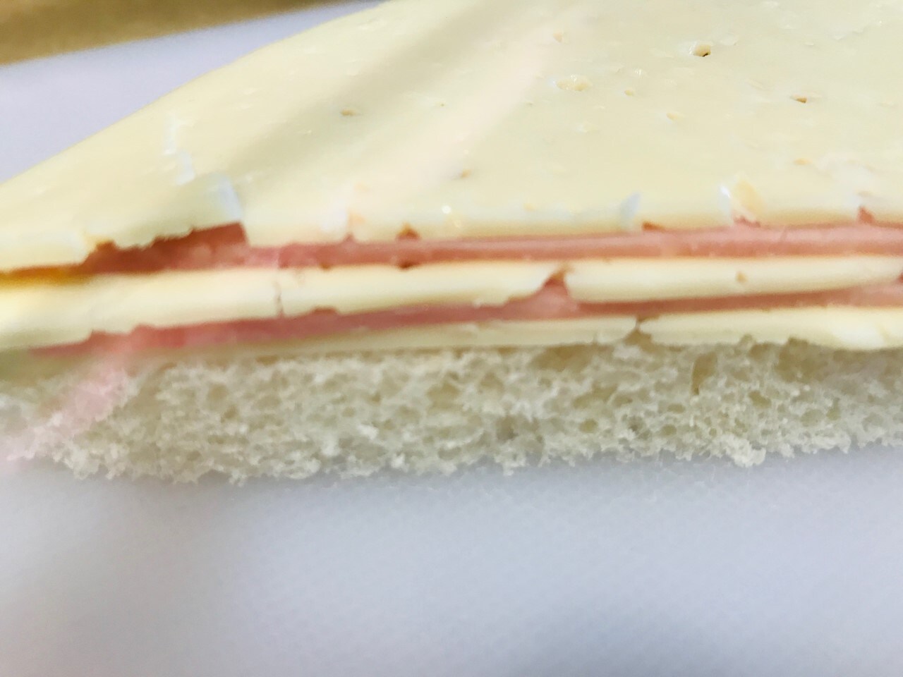 SÁNDWICHES DEL VERANO. 3-Montar el sándwich con tres capas de queso y dos capas de jamón de York. 