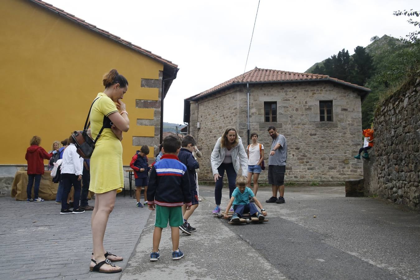 La lluvia, que se convirtió ayer en protagonista de la jornada festiva en Anievas, no logró deslucir los actos centrales de la cuarta edición de Un pueblo de leyendas, la Fiesta de Interés Turístico Regional que un año más convirtió a Barriopalacio en el epicentro de la mitología cántabra.