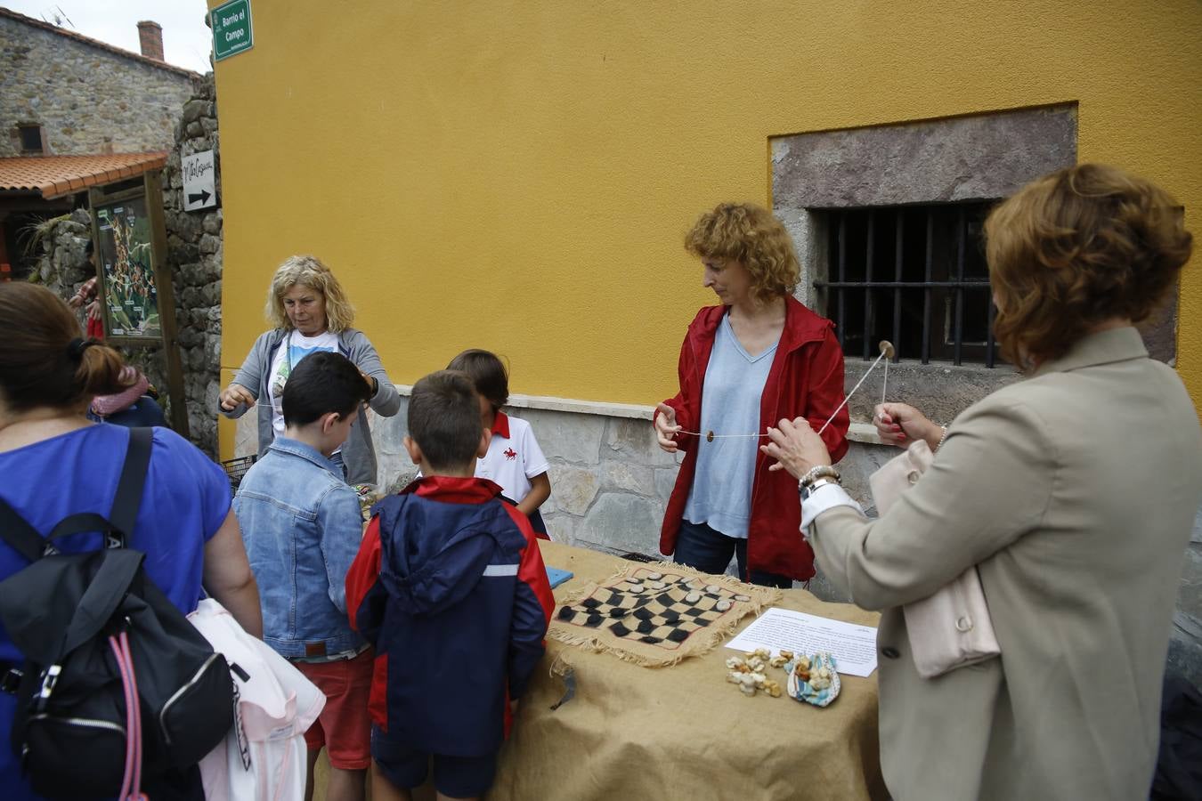La lluvia, que se convirtió ayer en protagonista de la jornada festiva en Anievas, no logró deslucir los actos centrales de la cuarta edición de Un pueblo de leyendas, la Fiesta de Interés Turístico Regional que un año más convirtió a Barriopalacio en el epicentro de la mitología cántabra.