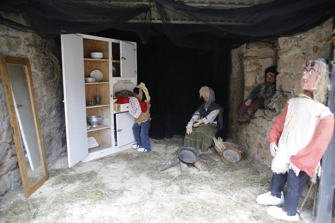 La lluvia, que se convirtió ayer en protagonista de la jornada festiva en Anievas, no logró deslucir los actos centrales de la cuarta edición de Un pueblo de leyendas, la Fiesta de Interés Turístico Regional que un año más convirtió a Barriopalacio en el epicentro de la mitología cántabra.