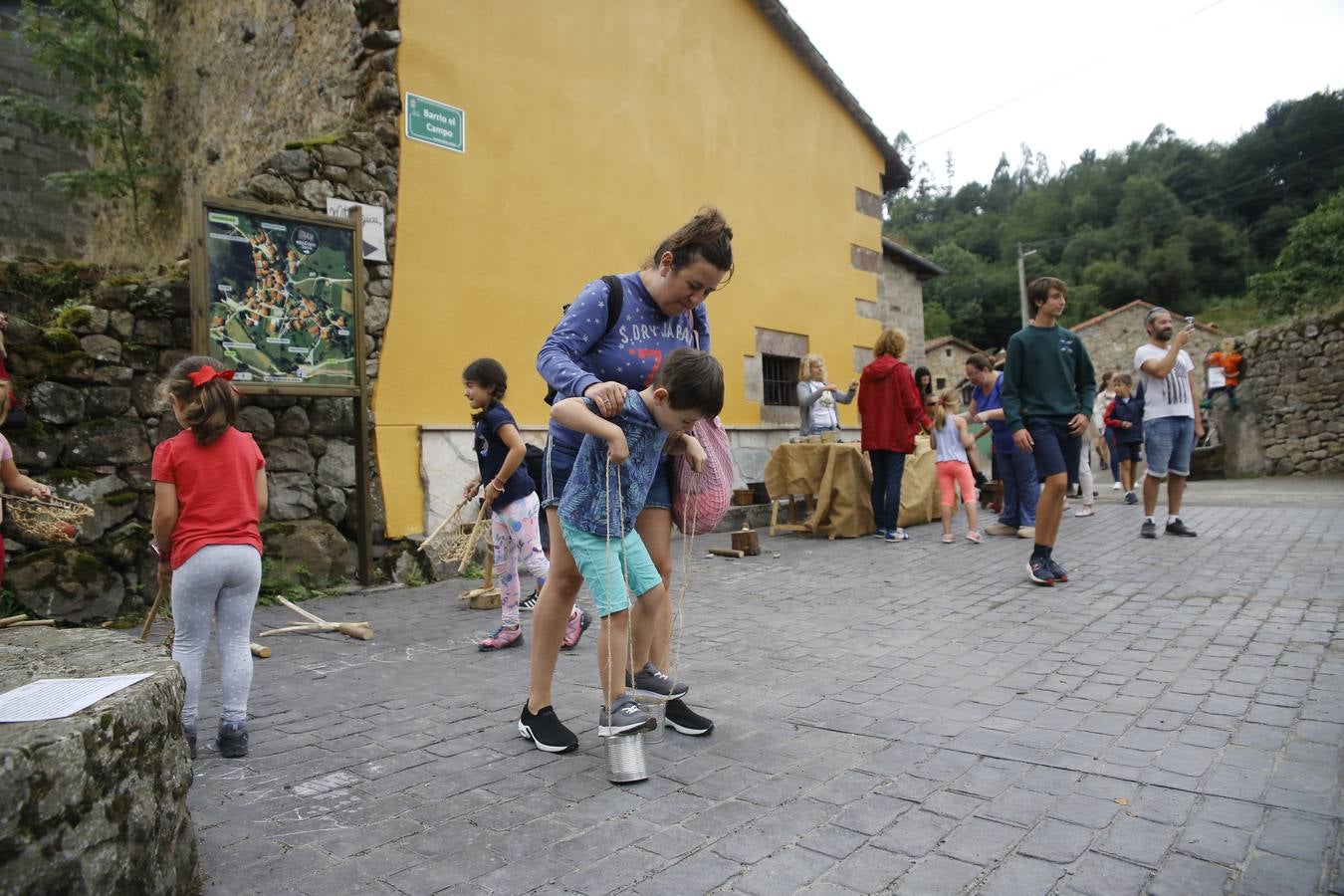 La lluvia, que se convirtió ayer en protagonista de la jornada festiva en Anievas, no logró deslucir los actos centrales de la cuarta edición de Un pueblo de leyendas, la Fiesta de Interés Turístico Regional que un año más convirtió a Barriopalacio en el epicentro de la mitología cántabra.