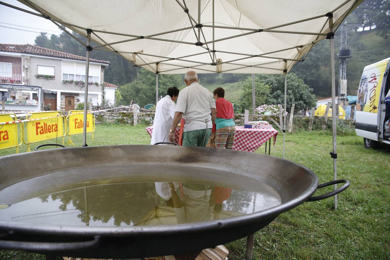La lluvia, que se convirtió ayer en protagonista de la jornada festiva en Anievas, no logró deslucir los actos centrales de la cuarta edición de Un pueblo de leyendas, la Fiesta de Interés Turístico Regional que un año más convirtió a Barriopalacio en el epicentro de la mitología cántabra.