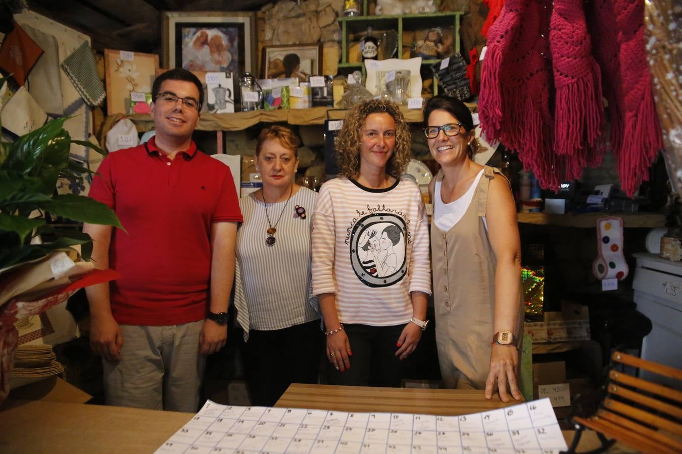 La lluvia, que se convirtió ayer en protagonista de la jornada festiva en Anievas, no logró deslucir los actos centrales de la cuarta edición de Un pueblo de leyendas, la Fiesta de Interés Turístico Regional que un año más convirtió a Barriopalacio en el epicentro de la mitología cántabra.