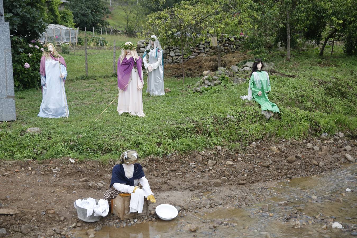 La lluvia, que se convirtió ayer en protagonista de la jornada festiva en Anievas, no logró deslucir los actos centrales de la cuarta edición de Un pueblo de leyendas, la Fiesta de Interés Turístico Regional que un año más convirtió a Barriopalacio en el epicentro de la mitología cántabra.