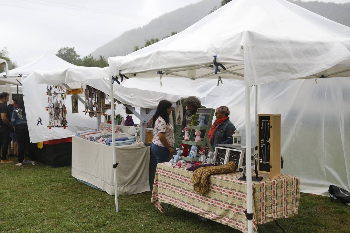 La lluvia, que se convirtió ayer en protagonista de la jornada festiva en Anievas, no logró deslucir los actos centrales de la cuarta edición de Un pueblo de leyendas, la Fiesta de Interés Turístico Regional que un año más convirtió a Barriopalacio en el epicentro de la mitología cántabra.