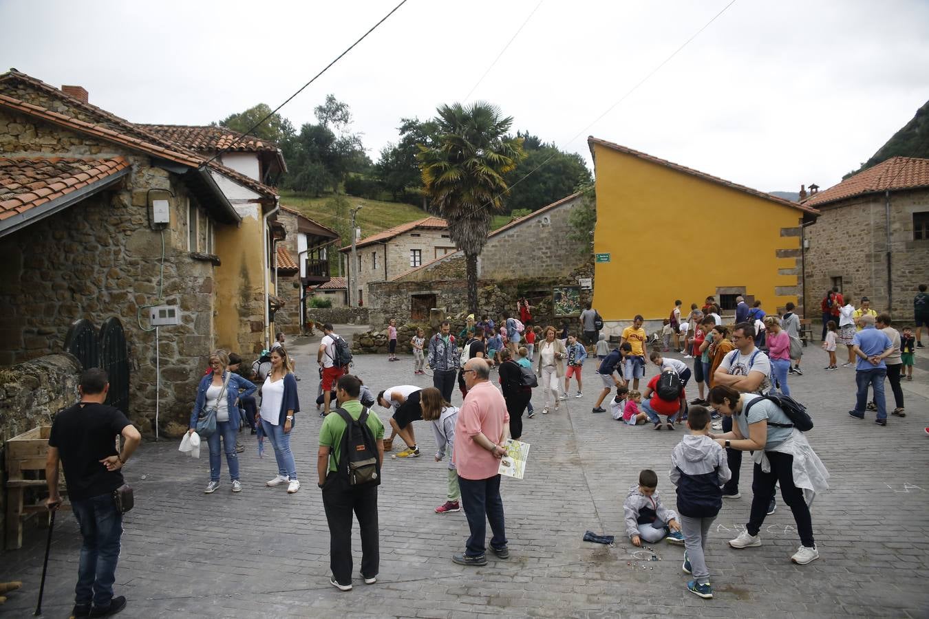La lluvia, que se convirtió ayer en protagonista de la jornada festiva en Anievas, no logró deslucir los actos centrales de la cuarta edición de Un pueblo de leyendas, la Fiesta de Interés Turístico Regional que un año más convirtió a Barriopalacio en el epicentro de la mitología cántabra.