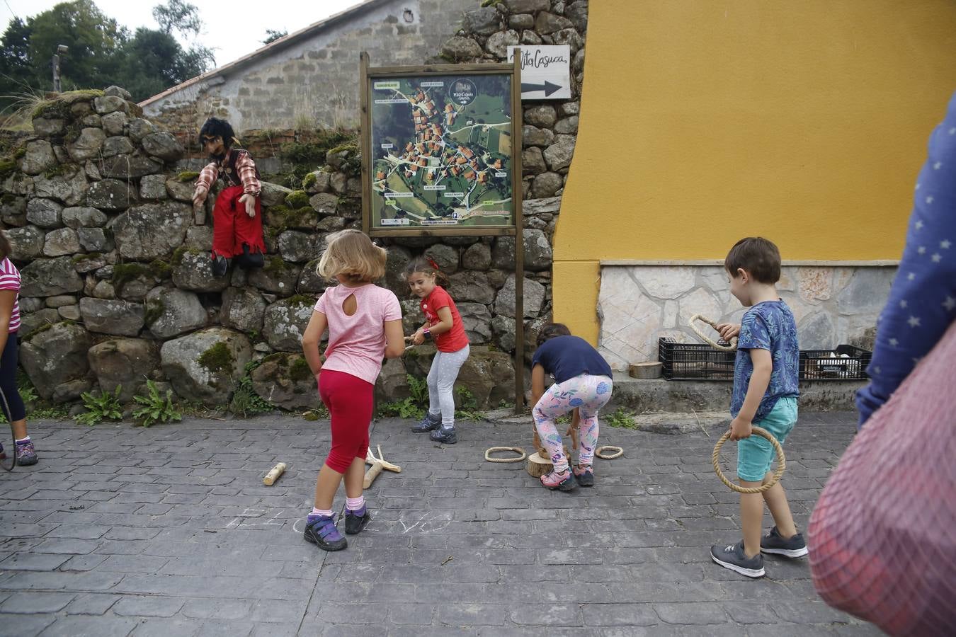 La lluvia, que se convirtió ayer en protagonista de la jornada festiva en Anievas, no logró deslucir los actos centrales de la cuarta edición de Un pueblo de leyendas, la Fiesta de Interés Turístico Regional que un año más convirtió a Barriopalacio en el epicentro de la mitología cántabra.