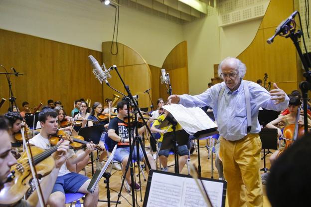 José Luis Temes dirige a los jóvenes músicos cántabros en un momento de la grabación. :: juanjo santamaría