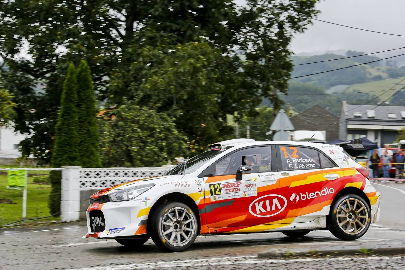 Dani Sordo y Carlos del Barrio se adjudicaron ayer la décimo tercera edición del Rally Cristian López, tercera cita puntuable para el Campeonato de Cantabria de Rallies.