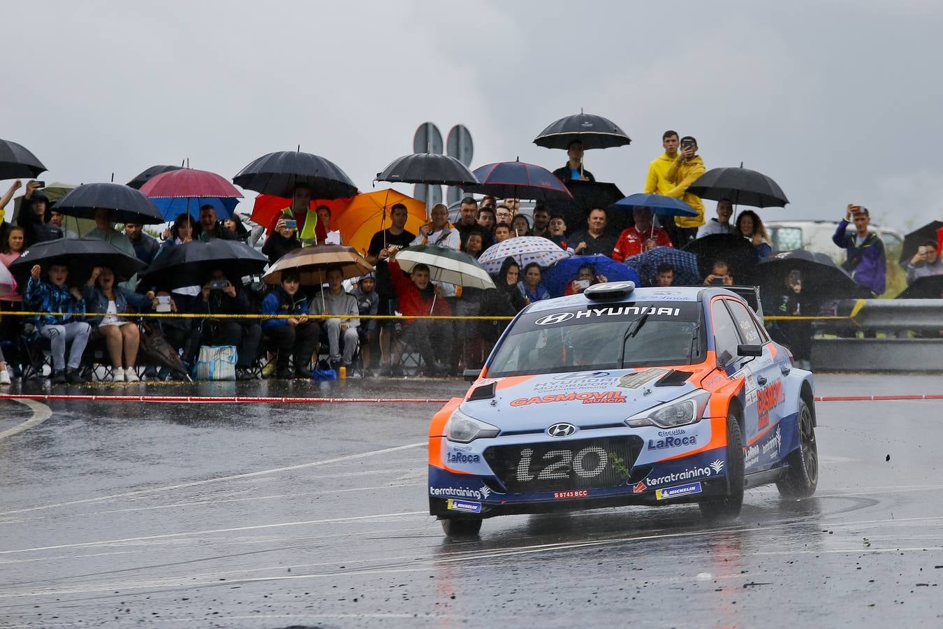 Dani Sordo y Carlos del Barrio se adjudicaron ayer la décimo tercera edición del Rally Cristian López, tercera cita puntuable para el Campeonato de Cantabria de Rallies.