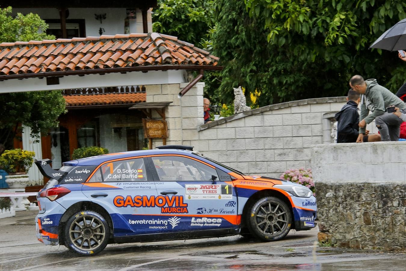 Dani Sordo y Carlos del Barrio se adjudicaron ayer la décimo tercera edición del Rally Cristian López, tercera cita puntuable para el Campeonato de Cantabria de Rallies.