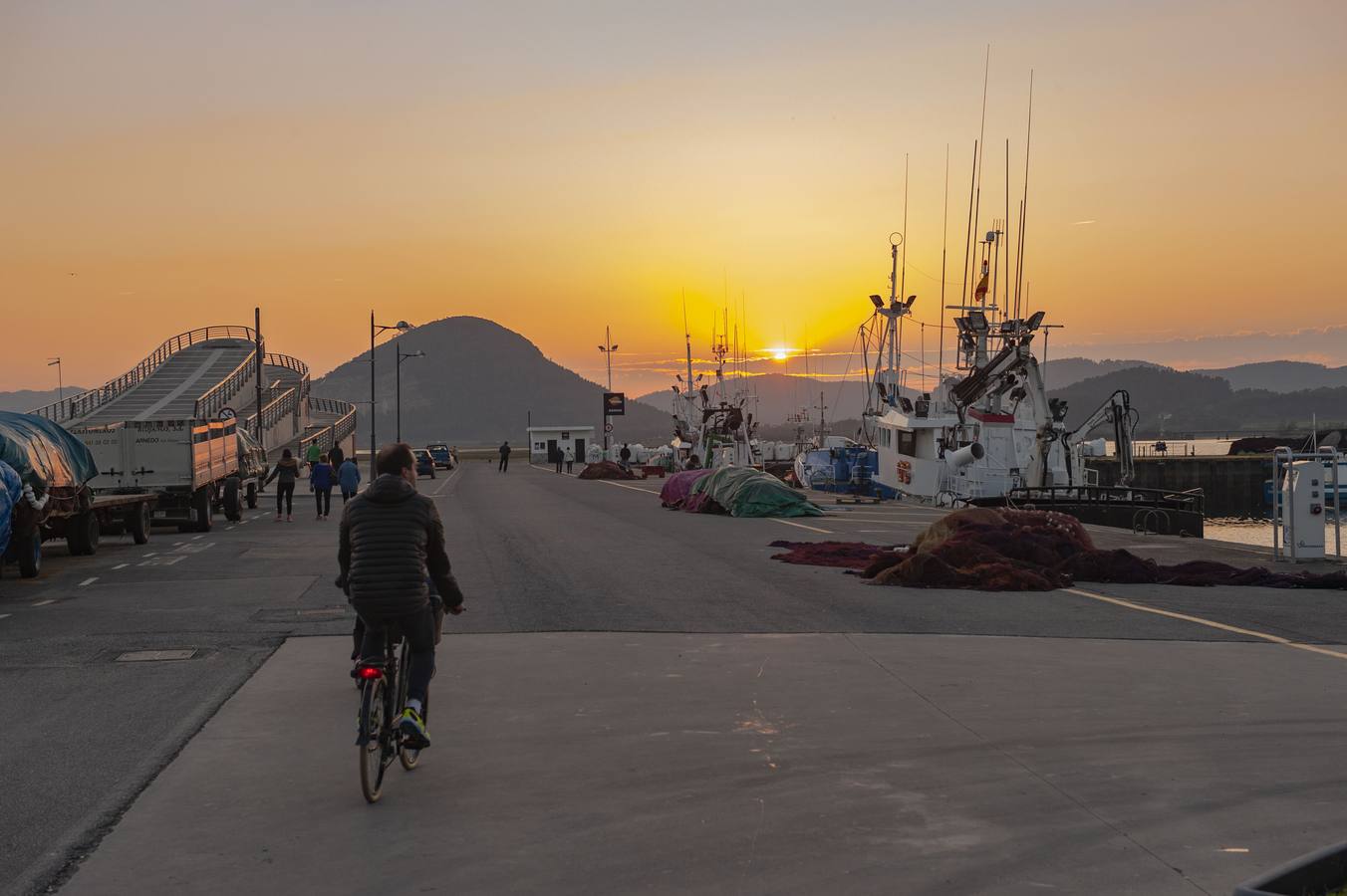 Atardecer en el puerto de Santoña.