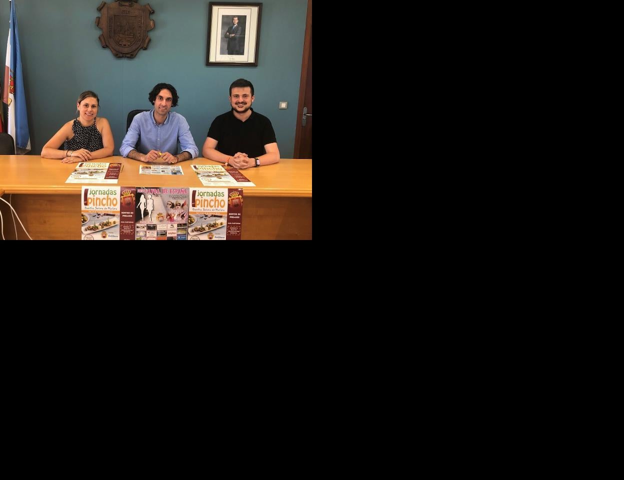 El alcalde, Javier Fernández Soberón, presentó el cartel de fiestas de Nuestra Señora de Muslera. :: dm