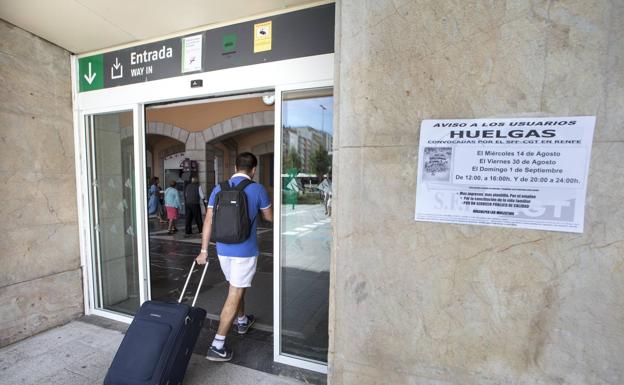 Un cartel avisa de la huelga a la entrada de la estación de Adif en Santander. 