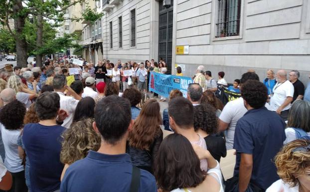 Imagen principal - Más de 300 personas reclaman en Santander la apertura de puertos seguros en el Mediterráneo