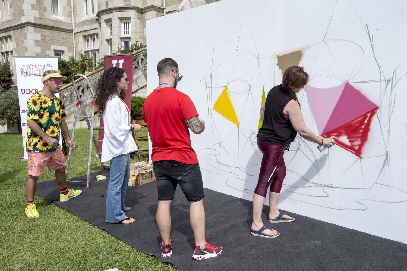 El artista, sus alumnos de la UIMP y la alcaldesa Gema Igual arman un mural en La Magdalena que se exhibirá hasta septiembre