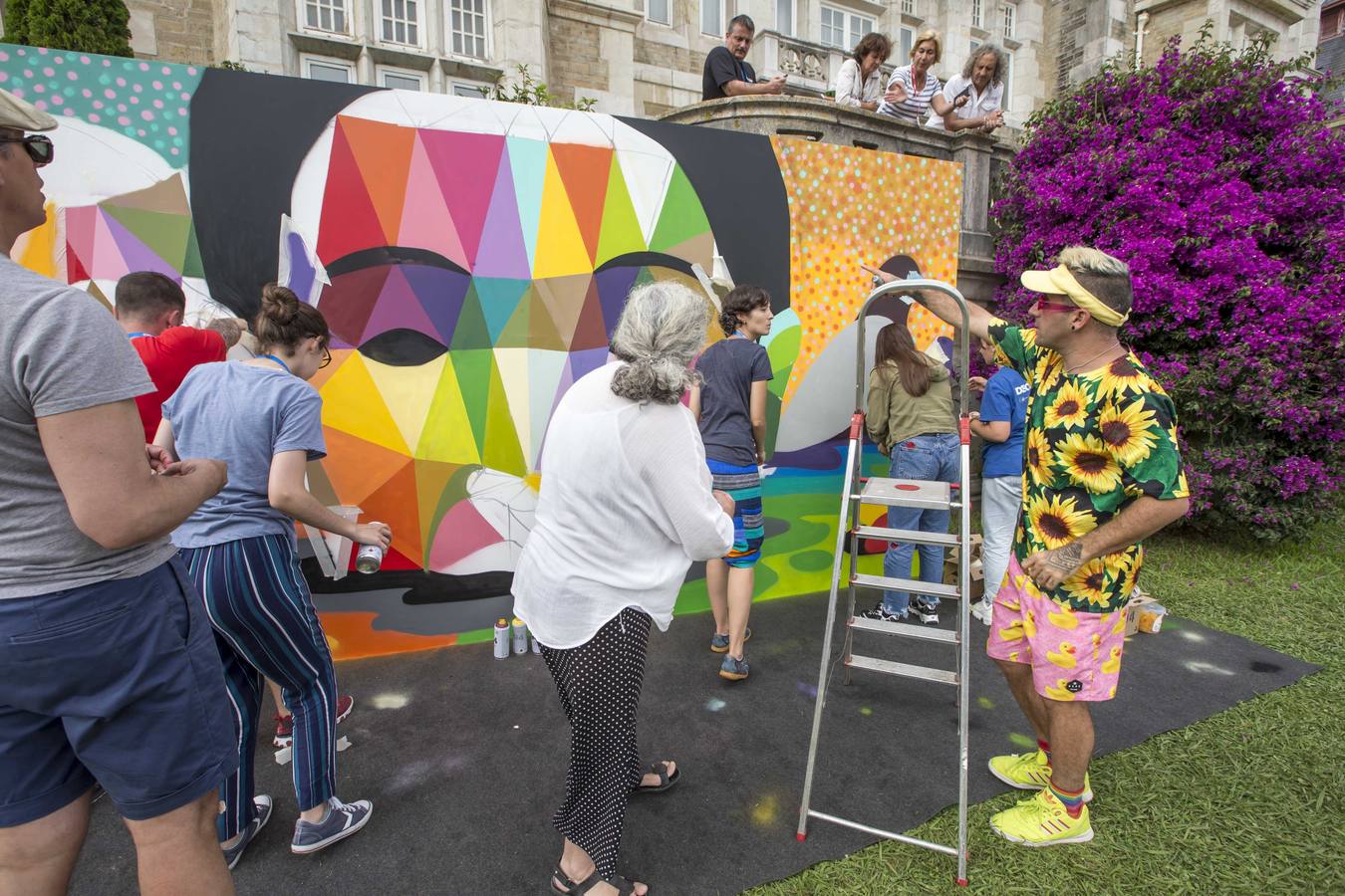 El artista, sus alumnos de la UIMP y la alcaldesa Gema Igual arman un mural en La Magdalena que se exhibirá hasta septiembre