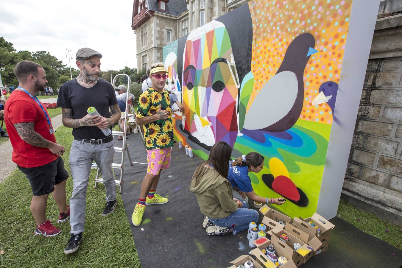 El artista, sus alumnos de la UIMP y la alcaldesa Gema Igual arman un mural en La Magdalena que se exhibirá hasta septiembre