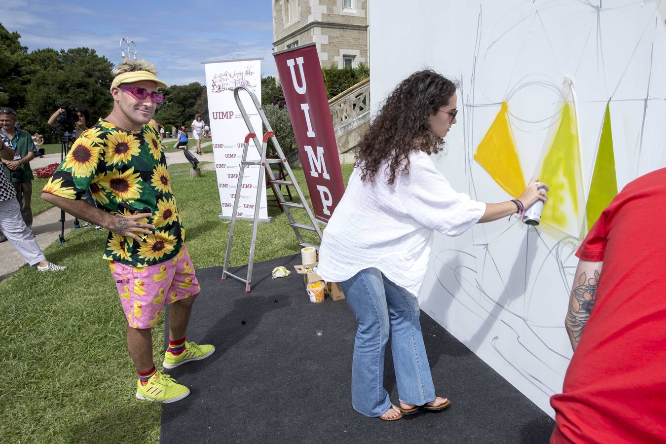 El artista, sus alumnos de la UIMP y la alcaldesa Gema Igual arman un mural en La Magdalena que se exhibirá hasta septiembre